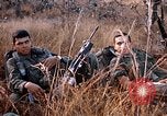 Image les soldats de l'armée américaine reposant et en patrouille au Vietnam le Vietnam du Sud, 1967, de la seconde 11 séquences d'archives historiques vidéo 65675070315
