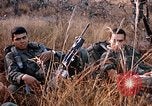 Image les soldats de l'armée américaine reposant et en patrouille au Vietnam le Vietnam du Sud, 1967, de la seconde 12 séquences d'archives historiques vidéo 65675070315