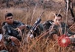 Image les soldats de l'armée américaine reposant et en patrouille au Vietnam le Vietnam du Sud, 1967, de la seconde 13 séquences d'archives historiques vidéo 65675070315
