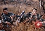 Image les soldats de l'armée américaine reposant et en patrouille au Vietnam le Vietnam du Sud, 1967, de la seconde 14 séquences d'archives historiques vidéo 65675070315