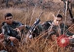 Image les soldats de l'armée américaine reposant et en patrouille au Vietnam le Vietnam du Sud, 1967, de la seconde 15 séquences d'archives historiques vidéo 65675070315
