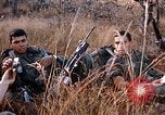 Image les soldats de l'armée américaine reposant et en patrouille au Vietnam le Vietnam du Sud, 1967, de la seconde 16 séquences d'archives historiques vidéo 65675070315