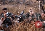 Image les soldats de l'armée américaine reposant et en patrouille au Vietnam le Vietnam du Sud, 1967, de la seconde 17 séquences d'archives historiques vidéo 65675070315