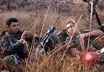 Image les soldats de l'armée américaine reposant et en patrouille au Vietnam le Vietnam du Sud, 1967, de la seconde 18 séquences d'archives historiques vidéo 65675070315