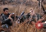 Image les soldats de l'armée américaine reposant et en patrouille au Vietnam le Vietnam du Sud, 1967, de la seconde 19 séquences d'archives historiques vidéo 65675070315