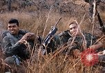 Image les soldats de l'armée américaine reposant et en patrouille au Vietnam le Vietnam du Sud, 1967, de la seconde 20 séquences d'archives historiques vidéo 65675070315