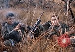 Image les soldats de l'armée américaine reposant et en patrouille au Vietnam le Vietnam du Sud, 1967, de la seconde 21 séquences d'archives historiques vidéo 65675070315