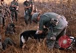 Image les soldats de l'armée américaine reposant et en patrouille au Vietnam le Vietnam du Sud, 1967, de la seconde 23 séquences d'archives historiques vidéo 65675070315