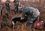 Image les soldats de l'armée américaine reposant et en patrouille au Vietnam le Vietnam du Sud, 1967, de la seconde 24 séquences d'archives historiques vidéo 65675070315