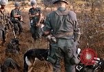 Image les soldats de l'armée américaine reposant et en patrouille au Vietnam le Vietnam du Sud, 1967, de la seconde 30 séquences d'archives historiques vidéo 65675070315