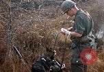 Image les soldats de l'armée américaine reposant et en patrouille au Vietnam le Vietnam du Sud, 1967, de la seconde 31 séquences d'archives historiques vidéo 65675070315