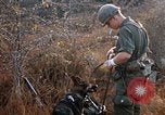 Image les soldats de l'armée américaine reposant et en patrouille au Vietnam le Vietnam du Sud, 1967, de la seconde 33 séquences d'archives historiques vidéo 65675070315