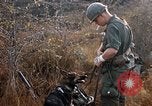 Image les soldats de l'armée américaine reposant et en patrouille au Vietnam le Vietnam du Sud, 1967, de la seconde 34 séquences d'archives historiques vidéo 65675070315