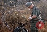 Image les soldats de l'armée américaine reposant et en patrouille au Vietnam le Vietnam du Sud, 1967, de la seconde 35 séquences d'archives historiques vidéo 65675070315
