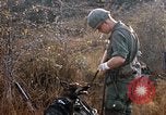 Image les soldats de l'armée américaine reposant et en patrouille au Vietnam le Vietnam du Sud, 1967, de la seconde 36 séquences d'archives historiques vidéo 65675070315