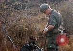 Image les soldats de l'armée américaine reposant et en patrouille au Vietnam le Vietnam du Sud, 1967, de la seconde 37 séquences d'archives historiques vidéo 65675070315