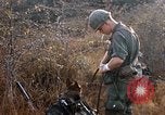Image les soldats de l'armée américaine reposant et en patrouille au Vietnam le Vietnam du Sud, 1967, de la seconde 38 séquences d'archives historiques vidéo 65675070315
