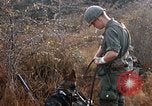 Image les soldats de l'armée américaine reposant et en patrouille au Vietnam le Vietnam du Sud, 1967, de la seconde 39 séquences d'archives historiques vidéo 65675070315