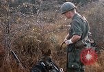 Image les soldats de l'armée américaine reposant et en patrouille au Vietnam le Vietnam du Sud, 1967, de la seconde 40 séquences d'archives historiques vidéo 65675070315