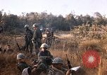 Image les soldats de l'armée américaine reposant et en patrouille au Vietnam le Vietnam du Sud, 1967, de la seconde 42 séquences d'archives historiques vidéo 65675070315