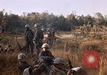 Image les soldats de l'armée américaine reposant et en patrouille au Vietnam le Vietnam du Sud, 1967, de la seconde 43 séquences d'archives historiques vidéo 65675070315