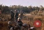 Image les soldats de l'armée américaine reposant et en patrouille au Vietnam le Vietnam du Sud, 1967, de la seconde 44 séquences d'archives historiques vidéo 65675070315