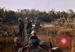 Image les soldats de l'armée américaine reposant et en patrouille au Vietnam le Vietnam du Sud, 1967, de la seconde 46 séquences d'archives historiques vidéo 65675070315