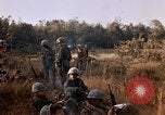 Image les soldats de l'armée américaine reposant et en patrouille au Vietnam le Vietnam du Sud, 1967, de la seconde 47 séquences d'archives historiques vidéo 65675070315