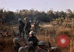 Image les soldats de l'armée américaine reposant et en patrouille au Vietnam le Vietnam du Sud, 1967, de la seconde 48 séquences d'archives historiques vidéo 65675070315