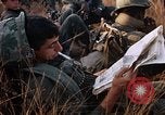 Image les soldats de l'armée américaine reposant et en patrouille au Vietnam le Vietnam du Sud, 1967, de la seconde 52 séquences d'archives historiques vidéo 65675070315