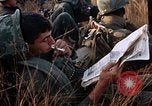 Image les soldats de l'armée américaine reposant et en patrouille au Vietnam le Vietnam du Sud, 1967, de la seconde 55 séquences d'archives historiques vidéo 65675070315