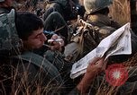 Image les soldats de l'armée américaine reposant et en patrouille au Vietnam le Vietnam du Sud, 1967, de la seconde 56 séquences d'archives historiques vidéo 65675070315