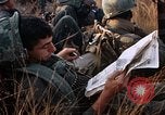 Image les soldats de l'armée américaine reposant et en patrouille au Vietnam le Vietnam du Sud, 1967, de la seconde 58 séquences d'archives historiques vidéo 65675070315