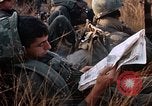 Image les soldats de l'armée américaine reposant et en patrouille au Vietnam le Vietnam du Sud, 1967, de la seconde 62 séquences d'archives historiques vidéo 65675070315