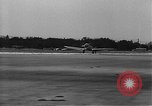 Image Howard Hughes arrivant à la gare Union Air Terminal Los Angeles California USA, 1936, de la seconde 10 séquences d'archives historiques vidéo 65675070377