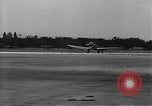 Image Howard Hughes arrivant à la gare Union Air Terminal Los Angeles California USA, 1936, de la seconde 12 séquences d'archives historiques vidéo 65675070377