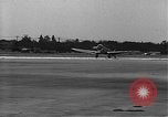 Image Howard Hughes arrivant à la gare Union Air Terminal Los Angeles California USA, 1936, de la seconde 14 séquences d'archives historiques vidéo 65675070377