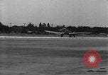 Image Howard Hughes arrivant à la gare Union Air Terminal Los Angeles California USA, 1936, de la seconde 15 séquences d'archives historiques vidéo 65675070377