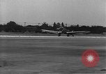 Image Howard Hughes arrivant à la gare Union Air Terminal Los Angeles California USA, 1936, de la seconde 16 séquences d'archives historiques vidéo 65675070377