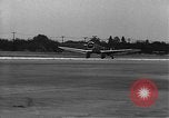 Image Howard Hughes arrivant à la gare Union Air Terminal Los Angeles California USA, 1936, de la seconde 17 séquences d'archives historiques vidéo 65675070377