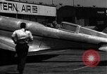 Image Howard Hughes arrivant à la gare Union Air Terminal Los Angeles California USA, 1936, de la seconde 18 séquences d'archives historiques vidéo 65675070377