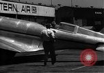 Image Howard Hughes arrivant à la gare Union Air Terminal Los Angeles California USA, 1936, de la seconde 19 séquences d'archives historiques vidéo 65675070377