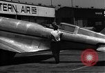 Image Howard Hughes arrivant à la gare Union Air Terminal Los Angeles California USA, 1936, de la seconde 20 séquences d'archives historiques vidéo 65675070377