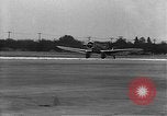 Image Howard Hughes arrivant à la gare Union Air Terminal Los Angeles California USA, 1936, de la seconde 21 séquences d'archives historiques vidéo 65675070377