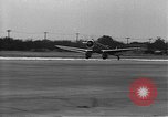 Image Howard Hughes arrivant à la gare Union Air Terminal Los Angeles California USA, 1936, de la seconde 22 séquences d'archives historiques vidéo 65675070377