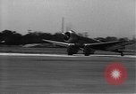Image Howard Hughes arrivant à la gare Union Air Terminal Los Angeles California USA, 1936, de la seconde 27 séquences d'archives historiques vidéo 65675070377
