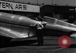 Image Howard Hughes arrivant à la gare Union Air Terminal Los Angeles California USA, 1936, de la seconde 29 séquences d'archives historiques vidéo 65675070377