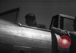 Image Howard Hughes arrivant à la gare Union Air Terminal Los Angeles California USA, 1936, de la seconde 41 séquences d'archives historiques vidéo 65675070377