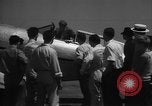 Image Howard Hughes arrivant à la gare Union Air Terminal Los Angeles California USA, 1936, de la seconde 52 séquences d'archives historiques vidéo 65675070377