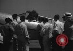 Image Howard Hughes arrivant à la gare Union Air Terminal Los Angeles California USA, 1936, de la seconde 53 séquences d'archives historiques vidéo 65675070377